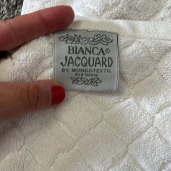 Bianca Jacquard by Mundotexil Embroidered Bath Towel - Picture 3 of 4